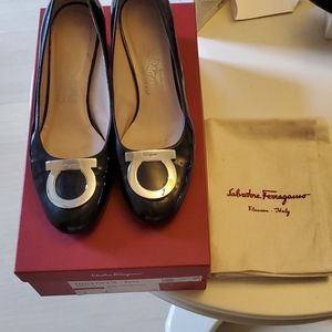 Ferragamo patent leather pumps in black 4cm